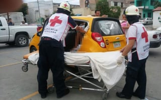 A bordo de la ambulancia número 400 de la Cruz Roja de Torreón, llegaron los paramédicos y al ver lo avanzado del proceso de parto, optaron por recibir a la bebé en el vehículo, auxiliados por una médico que pasaba por el lugar y se ofreció a brindar sus servicios. (EL SIGLO DE TORREÓN)