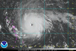  'Irma' se convierte en huracán de categoría 5 en su ruta hacia el Caribe. (TWITTER)