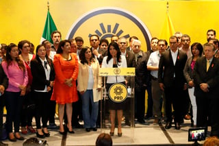 Diversos integrantes del Comité Ejecutivo Nacional del Partido de la Revolución Democrática (PRD); en el centro, la líder nacional, Alejandra Barrales. (ARCHIVO)