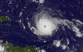 'Irma' avanza en dirección norte-noroeste a una velocidad de 24 kilómetros por hora y se ubica 10 kilómetros al norte de Barbuda y 65 kilómetros al norte de Antigua. (EFE)