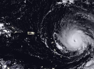 'Irma' sigue en la categoría 5 con vientos sostenidos de 185 millas por hora (297 kilómetros por hora). (EFE)