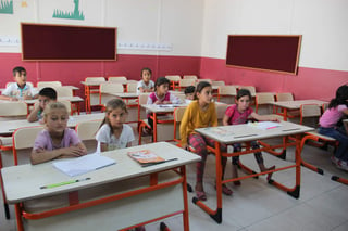 La tasa de deserción escolar en el mundo entre niños de seis a 15 años se ha mantenido prácticamente sin cambios en la última década. En la imagen refugiados sirios. (ARCHIVO)