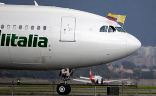 El avión que transporta al pontífice, un Airbus A330 de Alitalia aterrizó a las 16:10 hora local (21:10 GMT), veinte minutos antes de lo previsto, en la base aérea de Catam, anexa al aeropuerto internacional El Dorado de Bogotá. (AP)