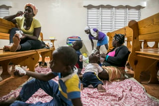 Resguardo. Varias familias se resguardan en los refugios preparados en la República Dominicana. (AGENCIAS)