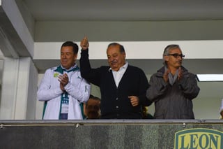 Carlos Slim (c) se asoció con Jesús Martínez (d) en el 2012. (Archivo)