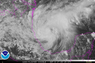 El huracán 'Katia' se ubicó la noche de este miércoles a 265 kilómetros al noreste de Nautla, Veracruz, con vientos que oscilaron entre los 150 a los 185 kilómetros por hora y se prevé que toque tierra la tarde-noche de este viernes. (TWITTER)