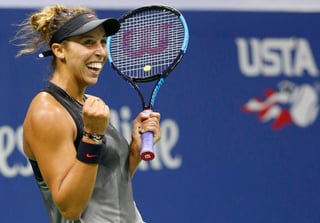 Madison Keys celebra luego de vencer 6-3, 6-3 a Kaia Kanepi para ser la cuarta estadounidense en las semifinales del US Open. (AP)