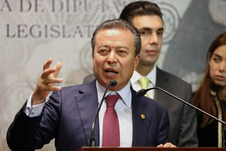 El líder de los diputados del PRI, César Camacho Quiroz (imagen), responsabilizó al PAN, PRD y Movimiento Ciudadano, de la controversia en la Cámara de Diputados por defender a Ricardo Anaya. (ARCHIVO)