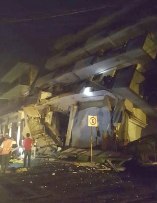 Imagen de un hotel colapsado en Oaxaca tras el fuerte sismo de magnitud ocho en la escala abierta de Richter sacudió hoy violentamente a México, con origen a 137 kilómetros al suroeste de Tonalá, en el suroriental estado de Chiapas, informó el Servicio Sismológico Nacional (SSN). (EFE)
