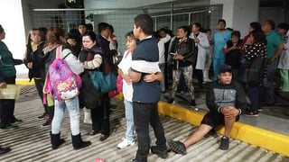 En la imagen, familiares y médicos de la Ciudad de México permanecen afuera de sus hogares debido al terremoto que ocurrió en la noche del (7/09/17). (EFE)