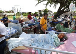 A salvo. En Juchitán de Zaragoza, uno de los municipios más dañados, varios pacientes tuvieron que permanecer en la calle, luego de los daños que sufrió la clínica local.