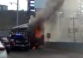 Autobús del Necaxa arde en llamas en Monterrey