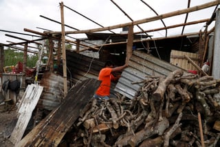 De acuerdo con autoridades municipales y estatales, suman 2 mil 800 albergados, al menos 36 deslaves, así como la muerte de dos personas que fueron aplastadas por un derrumbe en Xalapa. (AP)