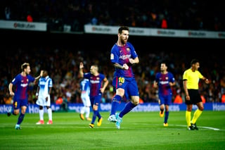 Messi una vez más brilló con los 'blaugranas' en el Camp Nou y colaboró con los primeros tres goles del encuentro a los 26, 35 y 67 minutos. (AP)