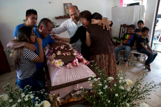 Dolor. Los familiares de Reynalda Matus, de 61 años, lloran sobre su féretro. Ayer se realizaron los funerales de víctimas en Juchitán.