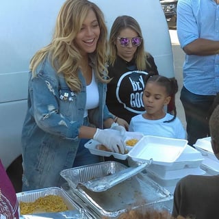 Ayuda. La cantante Beyoncé sirvió comida a damnificados.