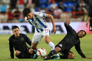 El jugador Érick Aguirre de Pachuca (c) disputa el balón con Michael Pérez (i) y José Vázquez (d) de Guadalajara. Chivas vence con autoridad a Pachuca