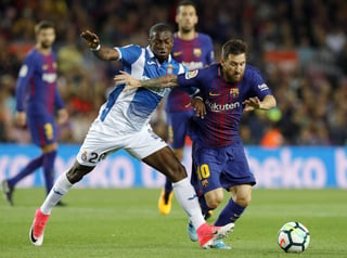El delantero del FC Barcelona Leo Messi (d) lucha el balón con el senegalés Pape Diop, del Espanyol. (EFE)