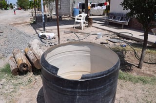En pipas. Mientras la red de agua de la comunidad se conecta a la nueva noria se les distribuye el líquido en pipas.