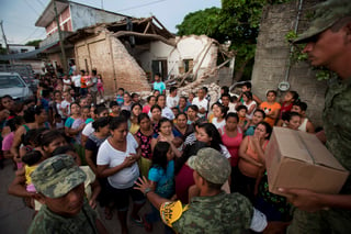 Apoyo. Militares tratan de organizar a las personas para entregar los víveres, en Juchitán, Oaxaca.
