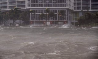 Irma, que tocó tierra esta pasada madrugada como categoría 4 en los Cayos de Florida, a donde llegó con vientos máximos sostenidos de 130 millas (215 km/h), con ráfagas incluso mayores, se dirige hacia el norte a 12 millas por hora (19 km/h). (EFE)