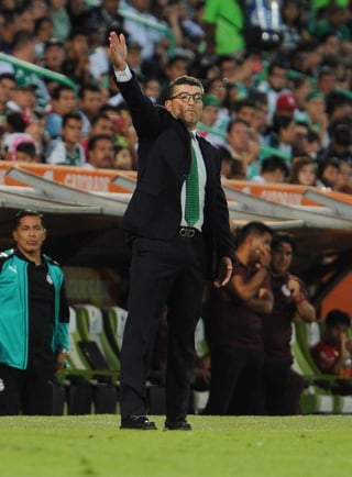 José Manuel de la Torre, técnico de Santos Laguna, aceptó que el empate frente a Toluca le genera una gran molestia. (Ramón Sotomayor)