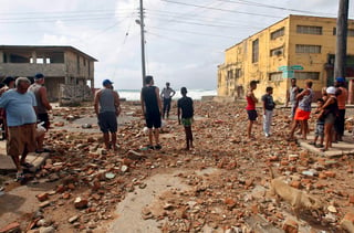 La mayoría de las personas fallecieron a causa de derrumbes en los edificios, siete de ellas en La Habana, aunque el huracán también provocó fuertes inundaciones en la costa norte del país. (ARCHIVO)