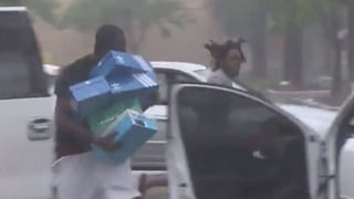 Infraganti. Personas de Miami aprovecharon para entrar a tiendas y robar las mercancías. (YOUTUBE)