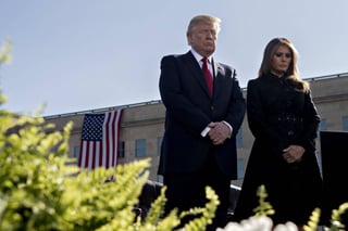 Se une. Donald Trump y su esposa Melania, participaron en el memorial a los caídos en el ataque al Pentágono en 2001. (EFE)