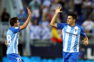 Los jugadores del CD Málaga, el defensa Diego González (d) y el centrocampista Alejandro Mula celebran el primer gol. (EFE)