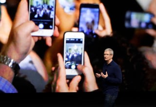De fiesta. Para celebrar los 10 años del emblemático iPhone, Apple alista una celebración. (AP)