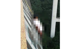 El cuerpo se encontró suspendido de un puente del ferrocarril, ubicado en la barranca de El Metlac, en el municipio de Fortín de las Flores. (EL UNIVERSAL)