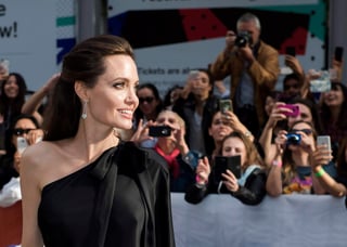 En esta ocasión fue Angelina Jolie a la que le tocó el turno de recordar su pasado.