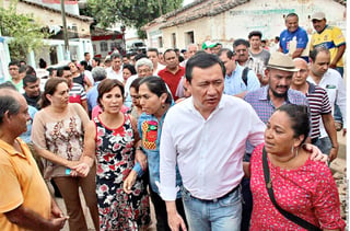 Entre protestas. Los pobladores de Juchitán han exigido repuestas  a los secretarios, que permanecen en las zonas afectadas. (AGENCIA REFORMA)