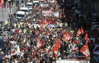 Convocatoria. La central sindical UGT convocó a huelgas y organizó unas 180 marchas contra nuevos decretos laborales. (EFE)