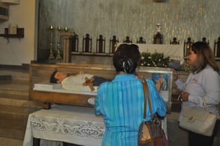 Reliquias. Fieles acudieron a la Catedral de Nuestra Señora del Carmen en Torreón para ver las reliquias y la réplica de Joselito. (GUADALUPE MIRANDA)