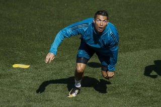 El delantero portugués del Real Madrid Cristiano Ronaldo durante el entrenamiento realizado en la Ciudad Deportiva de Valdebebas, donde el conjunto blanco preparaba el partido de la primera jornada. (EFE)