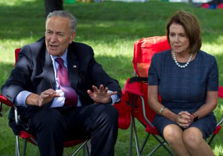 Los líderes demócratas en el Senado, Chuck Schumer, y en la Cámara de Representantes, Nancy Pelosi, que cenaron con Trump. (ARCHIVO)