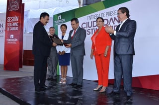 Fueron entregadas este viernes las preseas a los ciudadanos distinguidos de Torreón 2017”.  (FERNANDO COMPEÁN)
