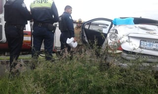 El accidente ocurrió alrededor de las 10:00 horas cerca del fraccionamiento La Esmeralda. El Sistema de Urgencias del Estado de Guanajuato señaló que se brindó auxilio a nueve personas que sufrieron lesiones, en tanto que uno de los tripulantes murió en el lugar. (ARCHIVO)