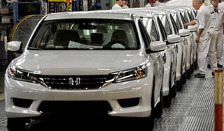 Trabajo. Contrario a otras firmas japonesas y americanas, la marca Honda seguirá trabajando en México, señaló. 