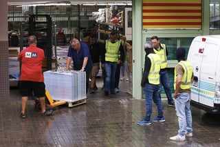 Operativo. La Guardia Civil  confiscó cerca de 100 mil carteles de publicidad del referéndum en la empresa Marc Martí.