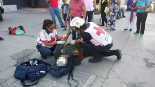 Lesionado. El motociclista fue auxiliado por paramédicos de Cruz Roja Torreón, quienes le brindaron los primeros auxilios.