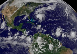 Muy activos. En esta toma de satélite se puede observar a la tormenta tropical 'Norma' (Izq.), en el centro al huracán 'José' y arriba de las costas de Brasil aparece la tormenta tropical 'Lee'.