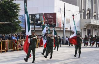 En Torreón, hubo un total de seis mil 593 elementos en el desfile, entre alumnos y fuerzas de seguridad, siendo parte de ellos 47 vehículos y 11 unidades caninas, 43 escoltas con bandera, cinco secundarías técnicas, 10 secundarias del estado, 15 colegios, 10 secundarias generales, tres preparatorias y el Pentatlón.
