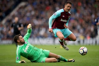 Javier Hernández no tuvo ocasiones claras y terminó por salir de cambio en el empate del West Ham ante West Bromwich. (AP)