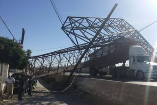Daños. El camión derribó el puente peatonal y la estructura 'aplastó' la camioneta de don Catarino Martínez.