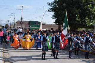 Participación. Vestidos para la ocasión, estudiantes de escuelas de Matamoros participaron en tradicional desfile de Independencia.