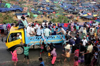 Comparten. Los miles de refugiados rohinyás son ayudados por los habintantes de Bangladesh. (EFE)