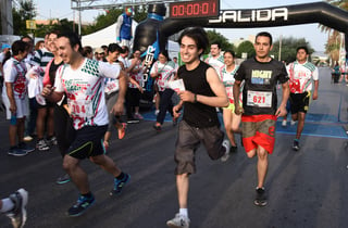 Las sonrisas abundaron entre los corredores que finalizaron el trayecto de 5 kilómetros en esta competencia universitaria. (Jesús Galindo)